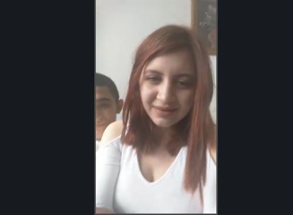 Kardeşine memelerini elletiyor Türk